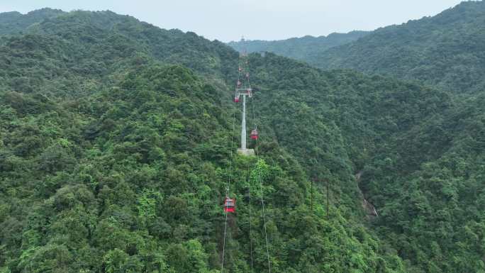 森林索道航拍缆车树林俯拍山林登山索道缆车