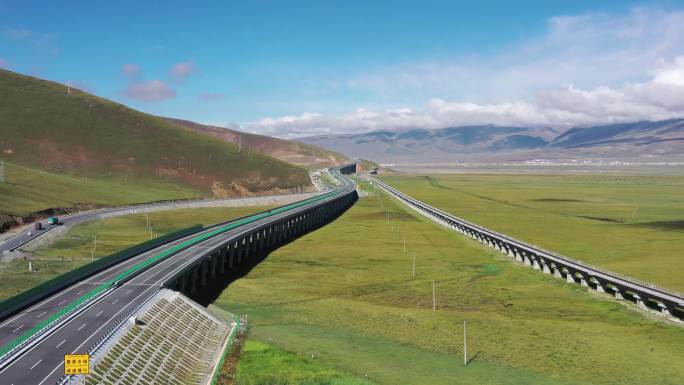 青藏铁路航拍 高原上铁路公路交叉 可商用