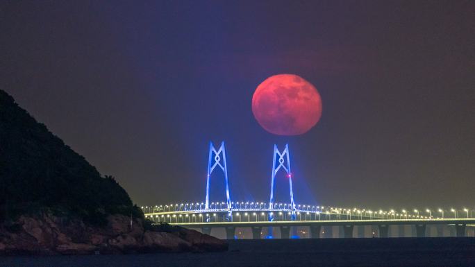 十五的月亮从港珠澳大桥中国结桥墩冉冉升起