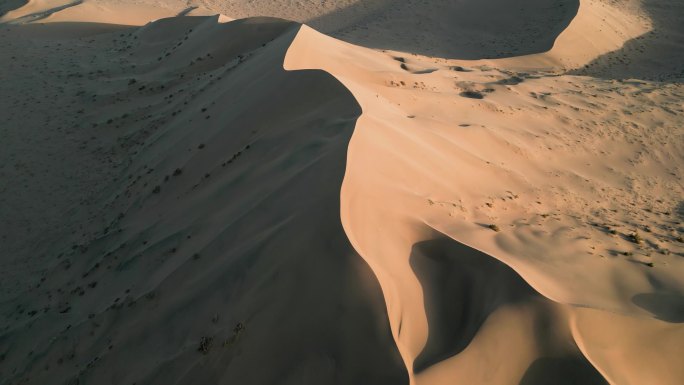 沙漠的光影变化航拍