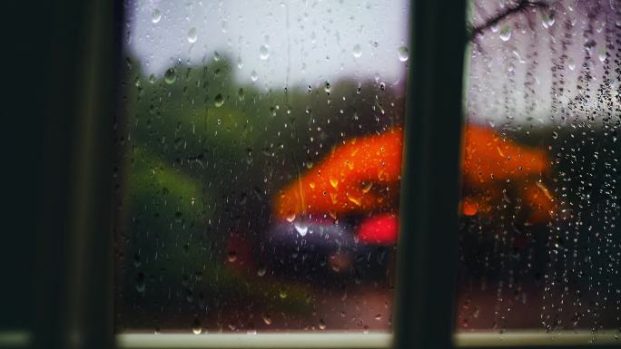 窗外下雨