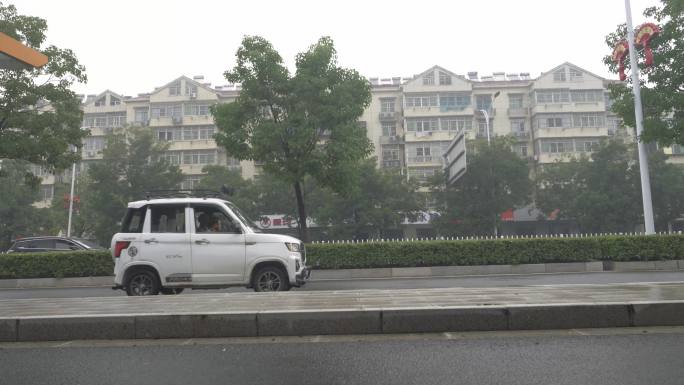 各种各样的骑车人升格行人雨中的行人慢镜头