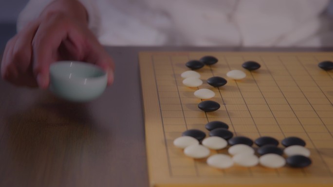 围棋棋局大师对弈思考创意人生放茶杯