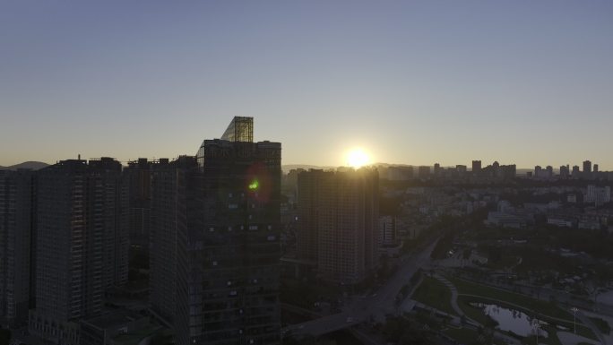 城市清晨日出阳光安宁宁湖公园