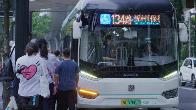 原创素材4k行人搭乘公交公共交通绿色出行