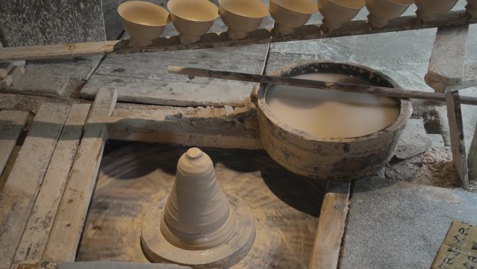 江西景德镇瓷器工坊车间旋转制作陶瓷的工具