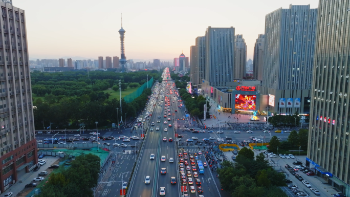 中秋国庆繁忙的道路车辆