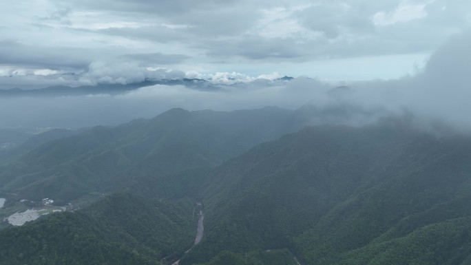 航拍大山上空的云海