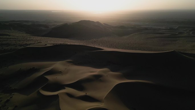 夕阳下的沙漠光影航拍