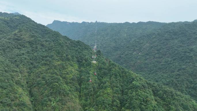 森林索道航拍缆车树林俯拍山林登山索道缆车