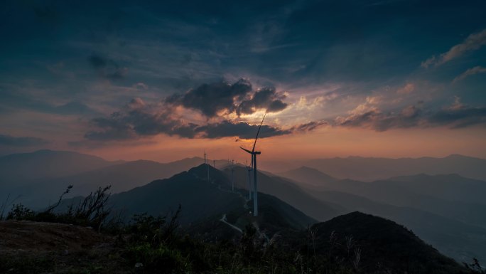 山区风力发电厂美丽的夕阳延时摄影