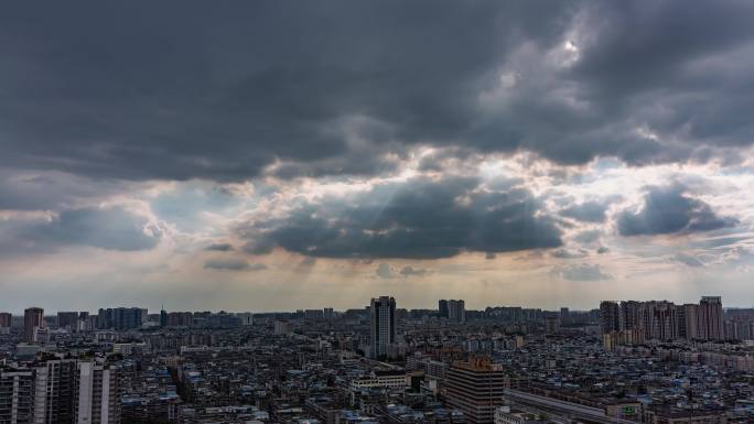 城市天空乌云压顶丁达尔光天空耶稣光延时