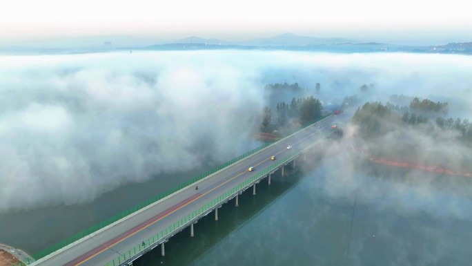 云雾中的辉山大桥沂南县汶河湿地公园风光
