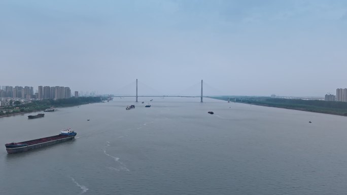 航拍安庆长江大桥与海运集装箱货轮