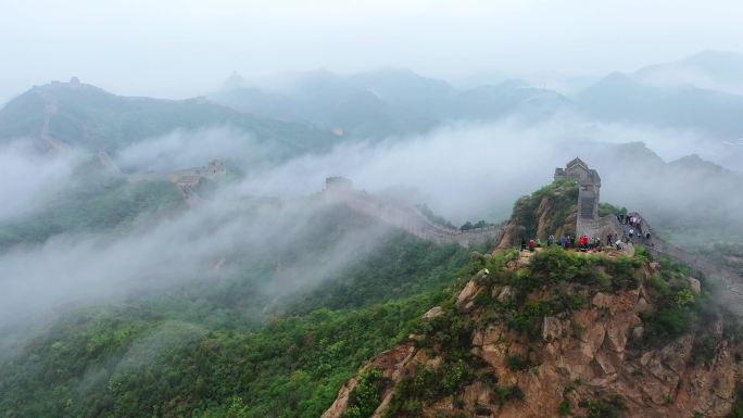 4K航拍金山岭长城雨后自然风景