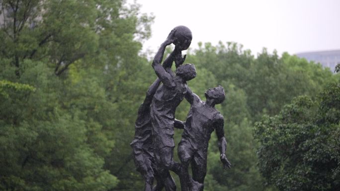 风雨中拼搏向上打篮球雕塑实拍原素材