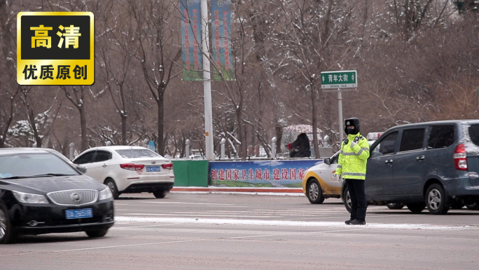 冬天交警指路口执勤 下雪天行人行走过马路