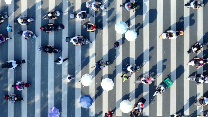 人行道斑马线过马路