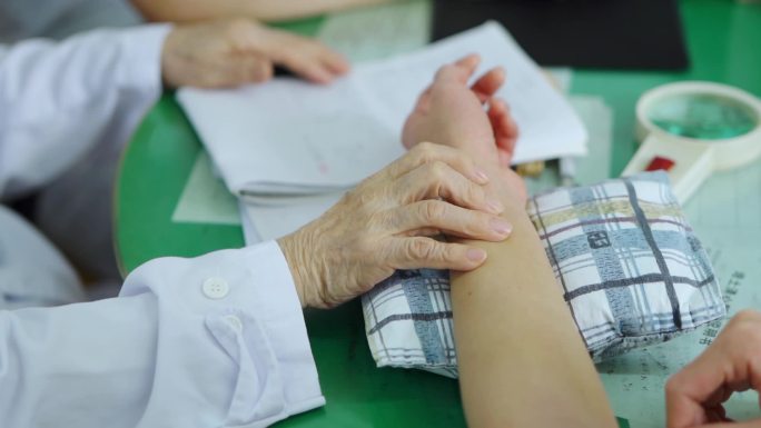 医院医生把脉老中医问诊