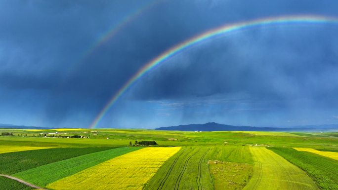 新疆草原雨后彩虹航拍