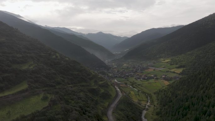 四川九寨沟山间村落风光