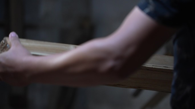 传统木匠师傅做家具看木头刨木头实拍原素材