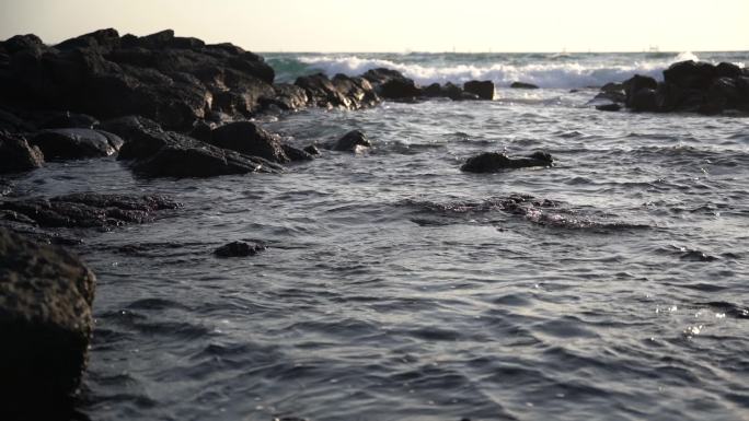 济州岛海边黑礁石海浪