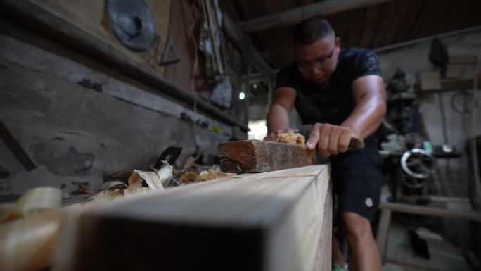 传统木匠师傅用刨刀刨木头做家具实拍原素材