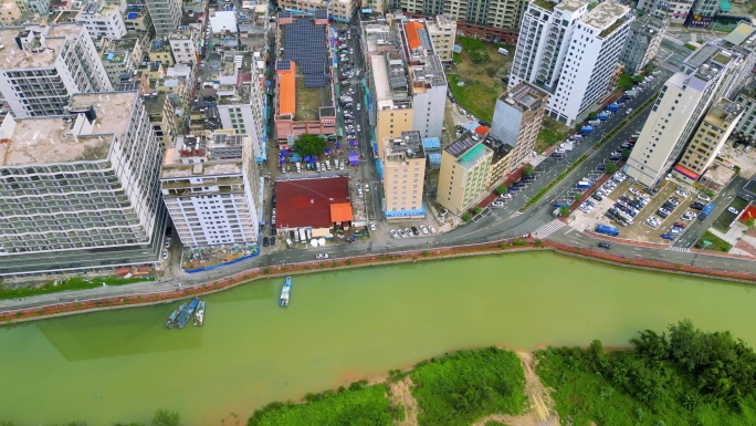 航拍海滨小镇，河道在惠州小镇穿过城市风景