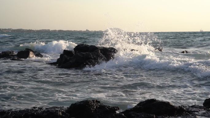 济州岛海边黑礁石海浪