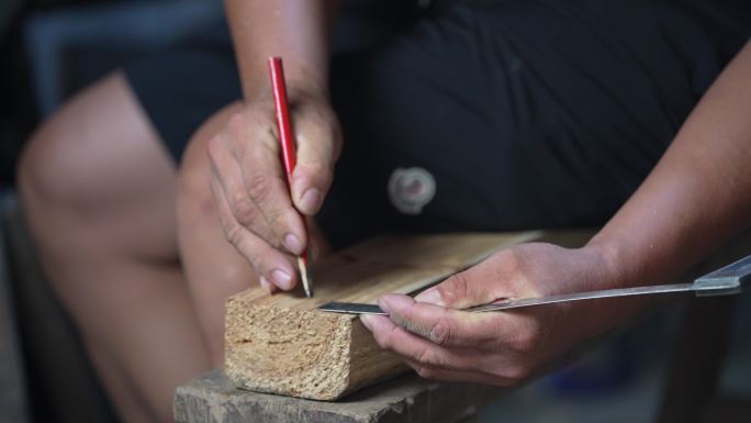 传统木匠师傅在木头上划线做工具实拍原素材