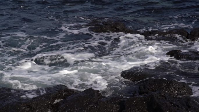 济州岛海边黑礁石海浪