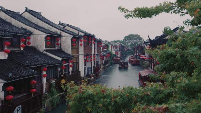 阴雨绵绵的苏州山塘河