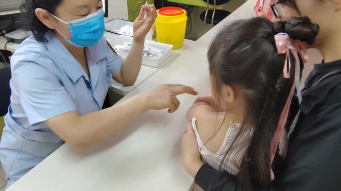 实拍社区医院儿童接种疫苗生病打针