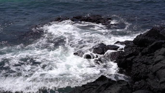 济州岛海边黑礁石海浪