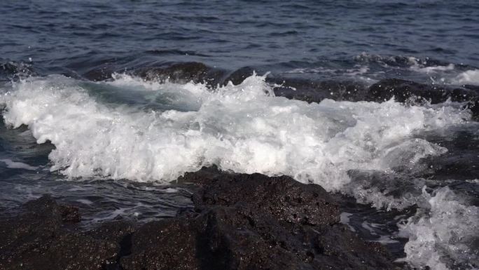 济州岛海边黑礁石海浪