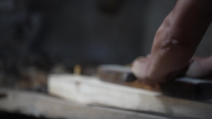 传统木匠刨刀刨木头实拍原素材手特写