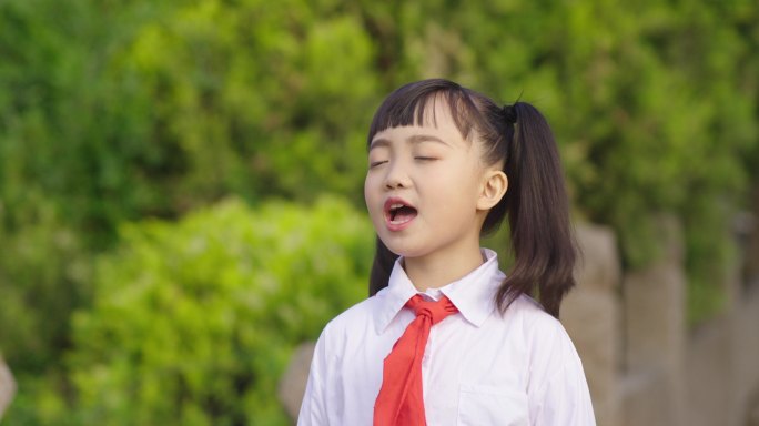 国庆节唱红歌的小学生祝福祖国