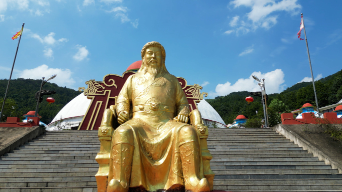 成吉思汗金色雕像与骑士