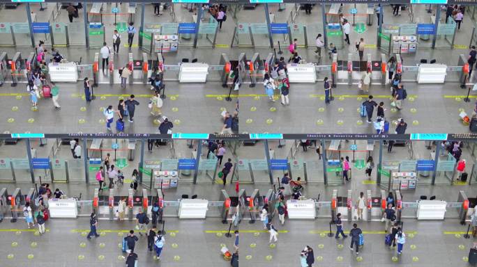 上海虹桥火车站进站口检票排队人群