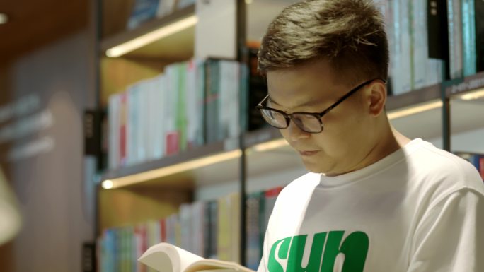 【4K】男子书店找书看书