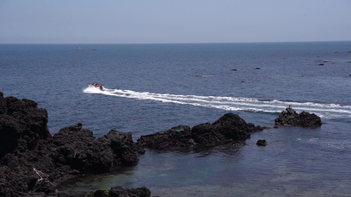 济州岛游艇海边黑礁石海浪牛岛