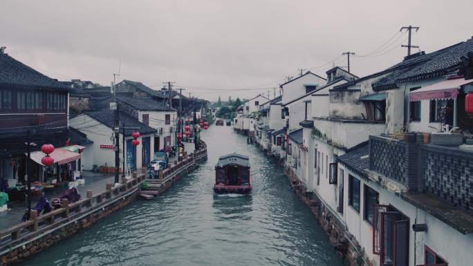 阴雨绵绵的苏州山塘河