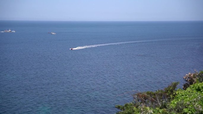 济州岛游艇海边黑礁石海浪牛岛