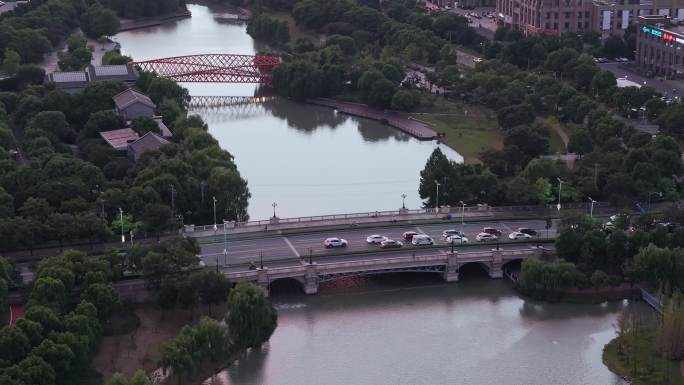 航拍五龙湖公园舞龙桥与茸梅路桥城市交通