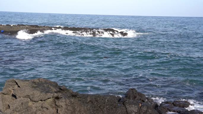 济州岛海边黑礁石