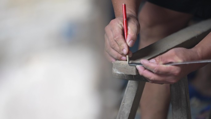 传统木匠师傅三角尺铅笔在木头上划线实拍
