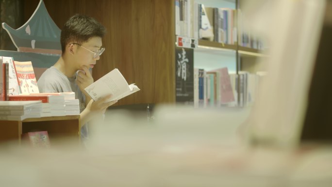 【4K】男子图书馆看书