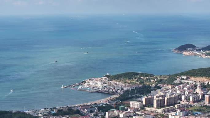 航拍威海市孙家疃远遥渔港东侧渔船大海