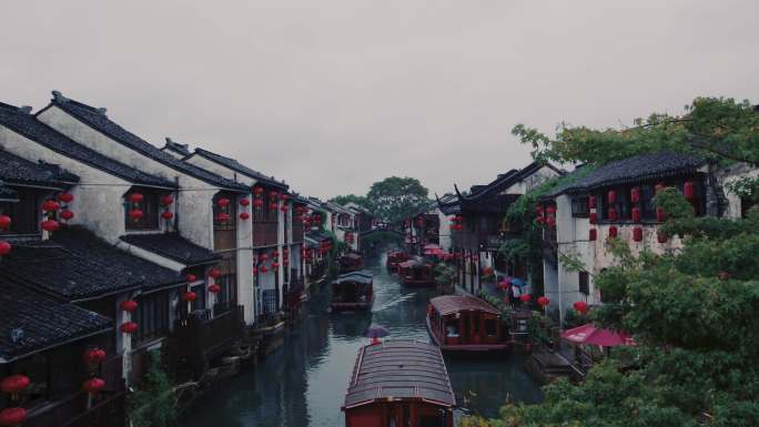 阴雨绵绵的苏州山塘河